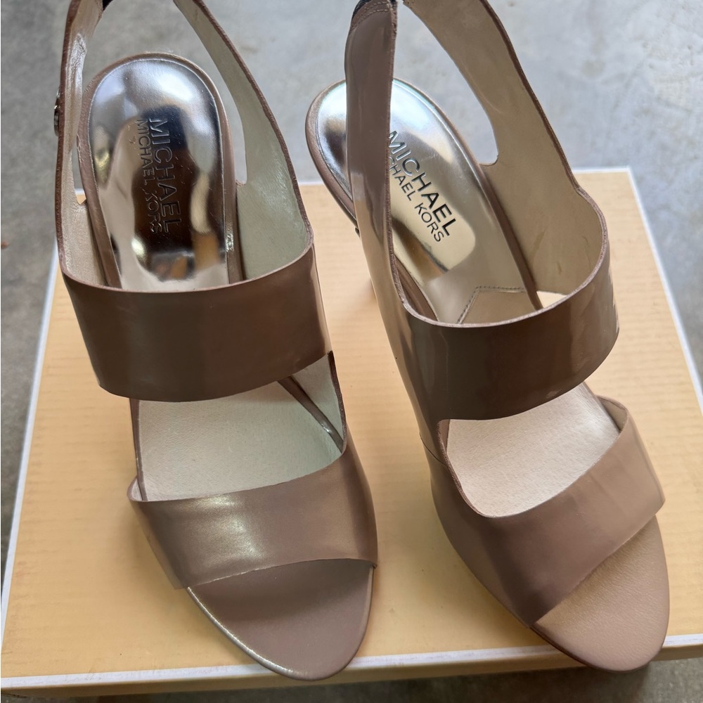 Michael Kors heel in Taupe color